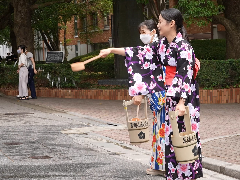 学生による打ち水の様子