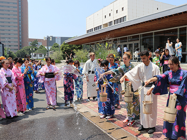 留学生による「打ち水で涼しく大作戦」